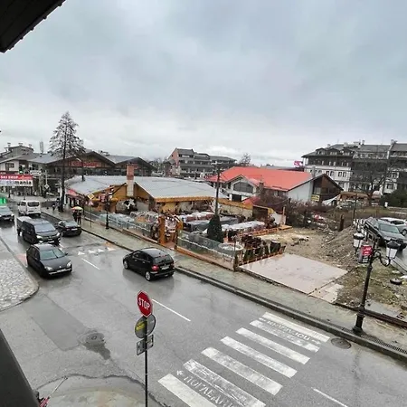 Granat Gondola Next To Lift 班斯科