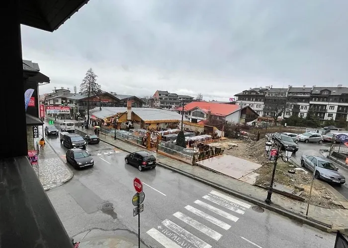 Granat Gondola Next To Lift 班斯科