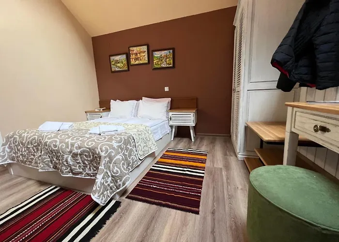 Granat Gondola Next To Lift 班斯科