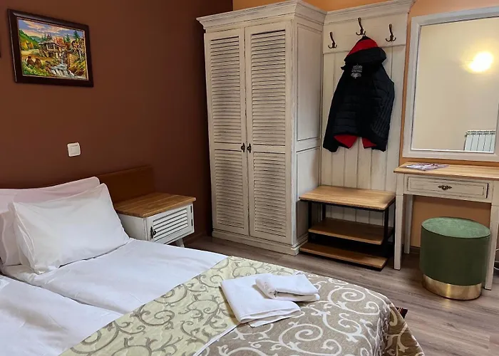 Granat Gondola Next To Lift 班斯科